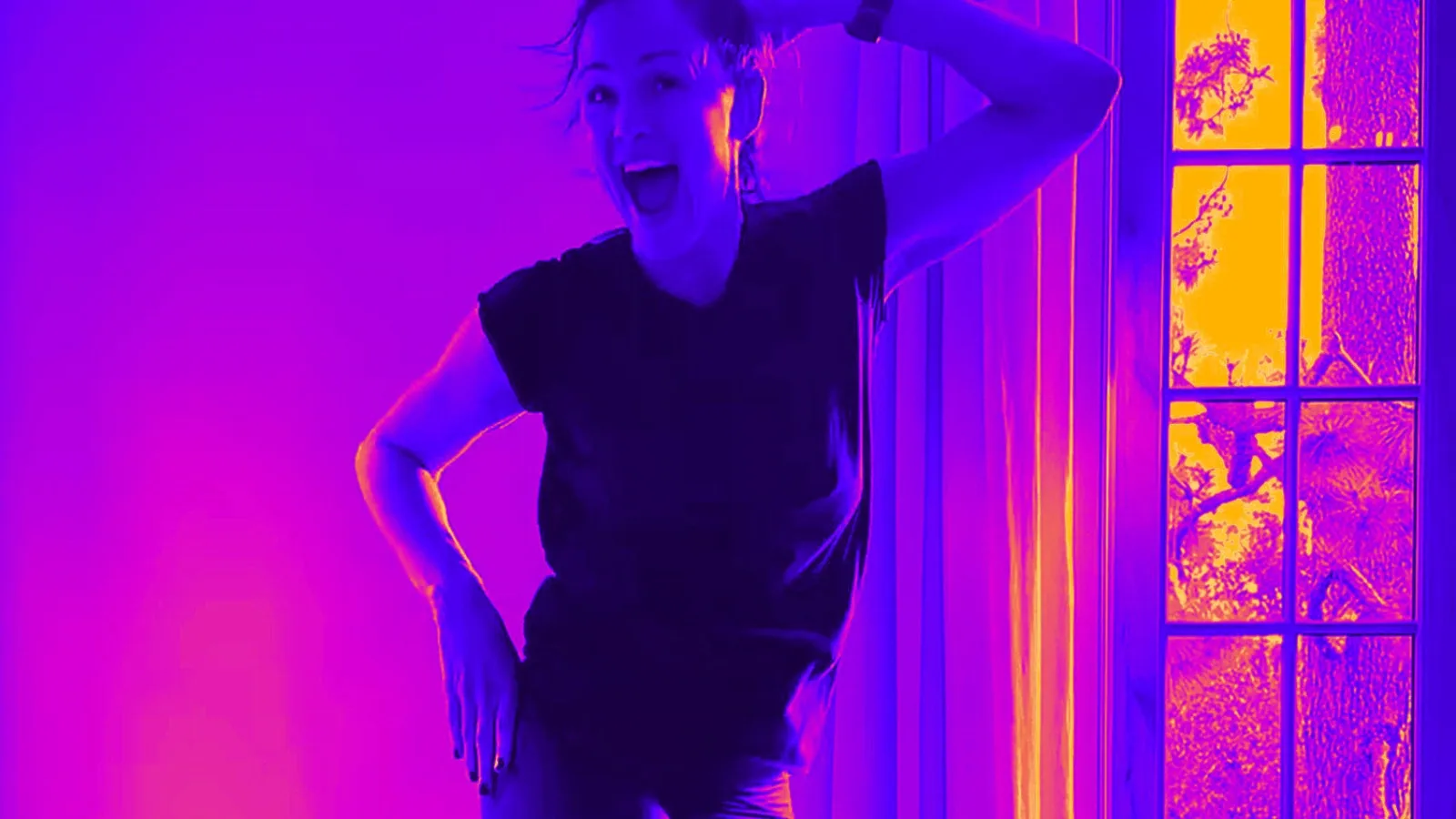 photo of jennifer garner working out and smiling for the camera