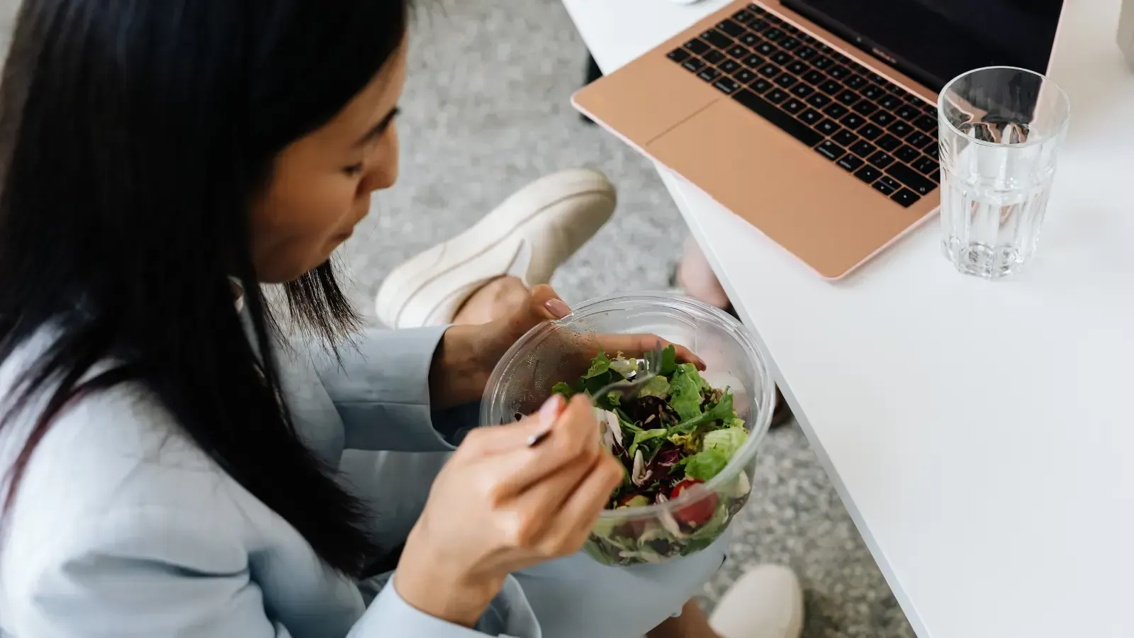 How to Eat Healthy When You're Always Busy: A Working Woman's Guide