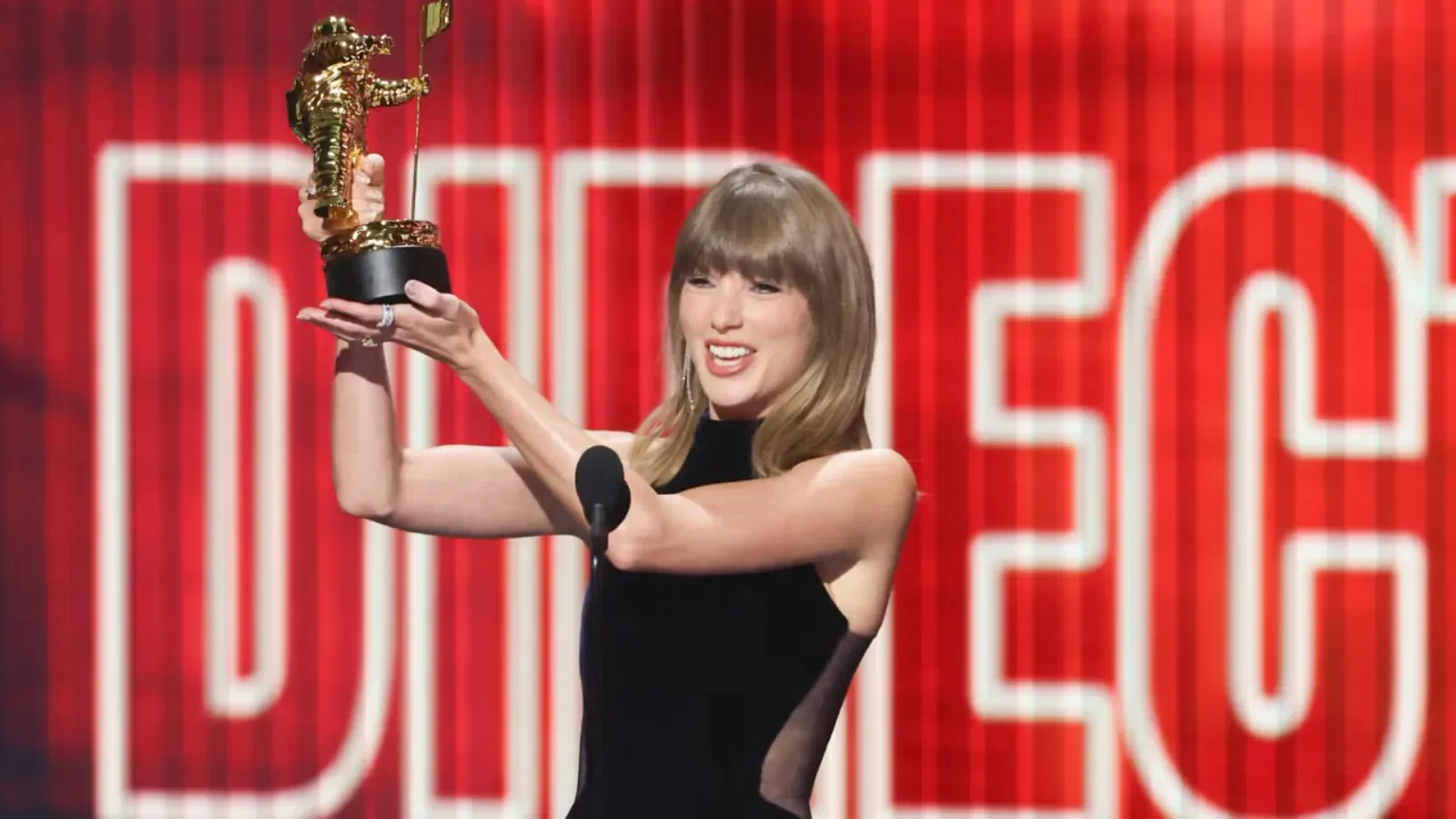 taylor swift accepting an award at MTV VMAs